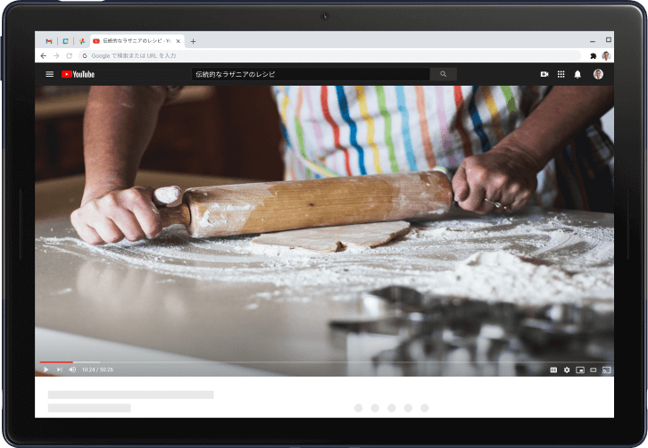 麺棒で生地をこねている人の動画が表示された Pixelbook ノートパソコンと、同じ動画がキャストされたテレビ画面。