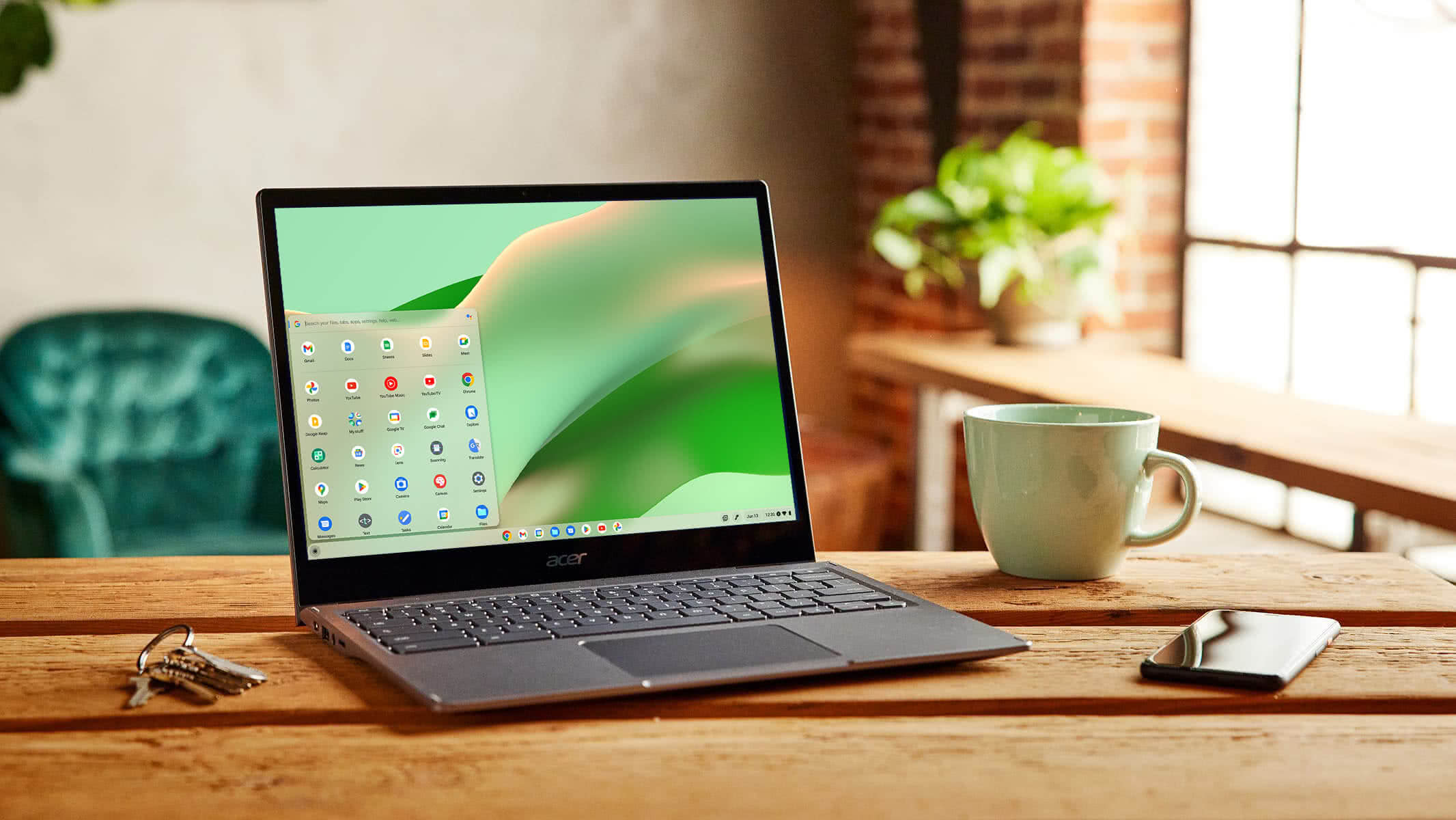 Una persona que interactúa con la pantalla táctil de una Chromebook convertible en un bar.