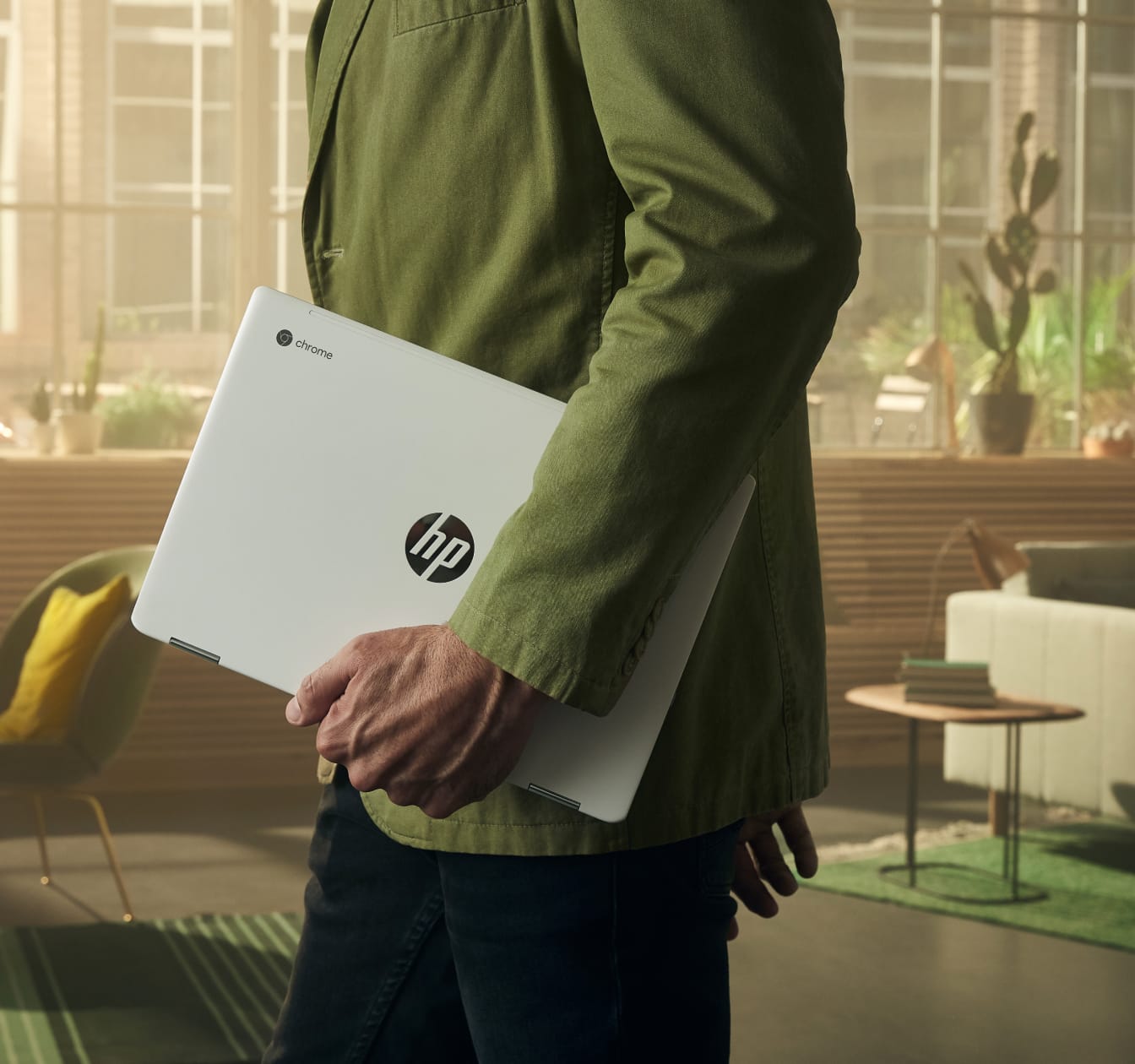 Un hombre camina por un espacio de trabajo con una Chromebook de HP. La extensa duración de batería de las Chromebooks permite transportarlas fácilmente.