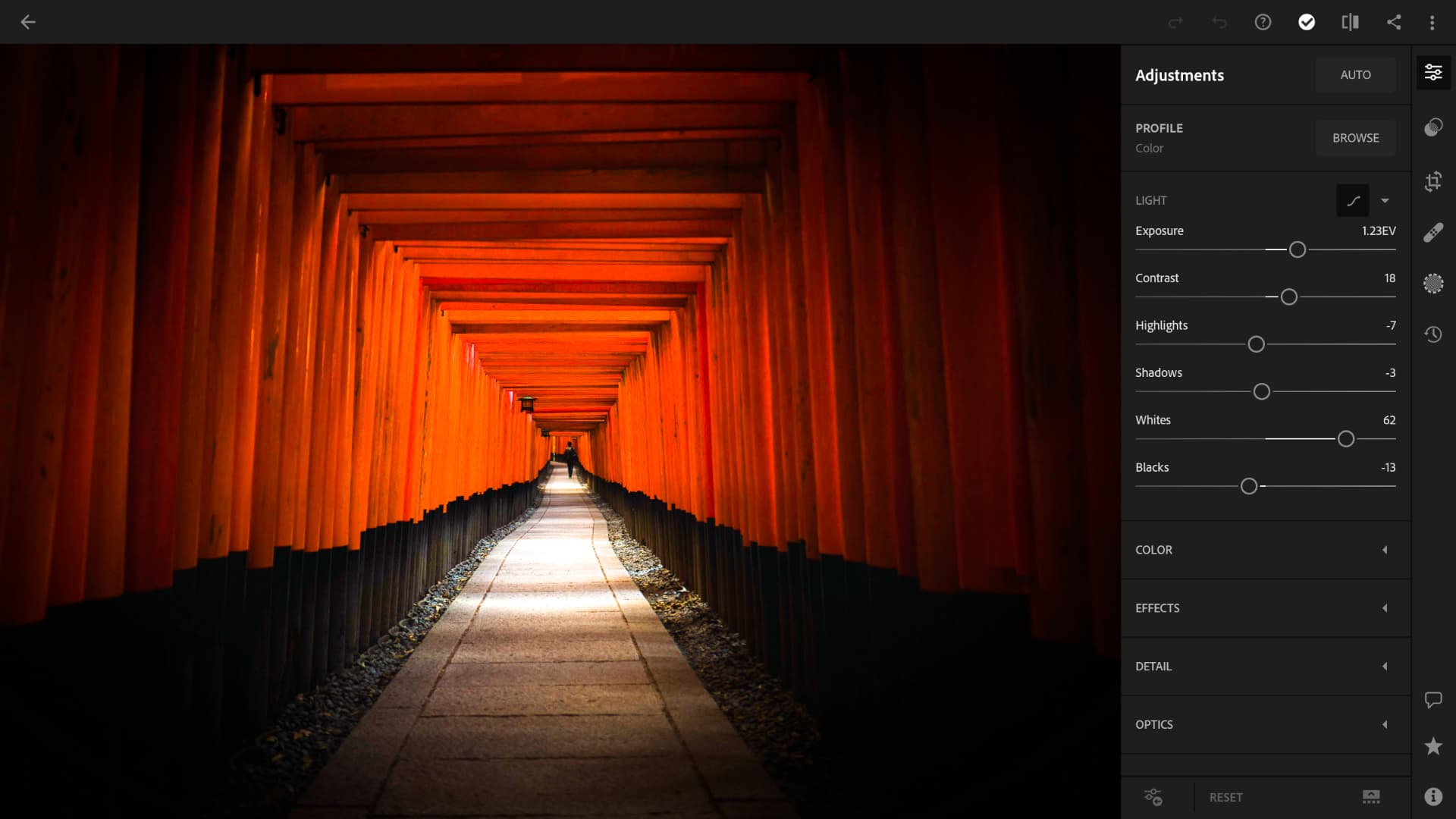 Adobe Photoshop Lightroom es un editor de fotografía y aplicación de cámara potente y, aun así, intuitiva. Lightroom te permite captar y editar preciosas imágenes a la vez que te ayuda a mejorar como fotógrafo.